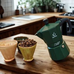 Kaffeudstyr og kaffebønner