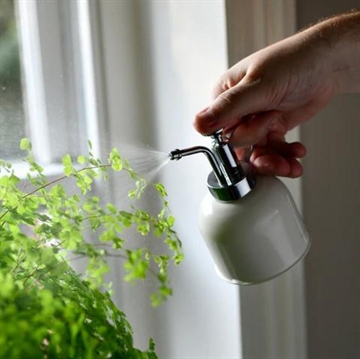 Giv dine stueplanter et skånsomt brus med plantemisteren